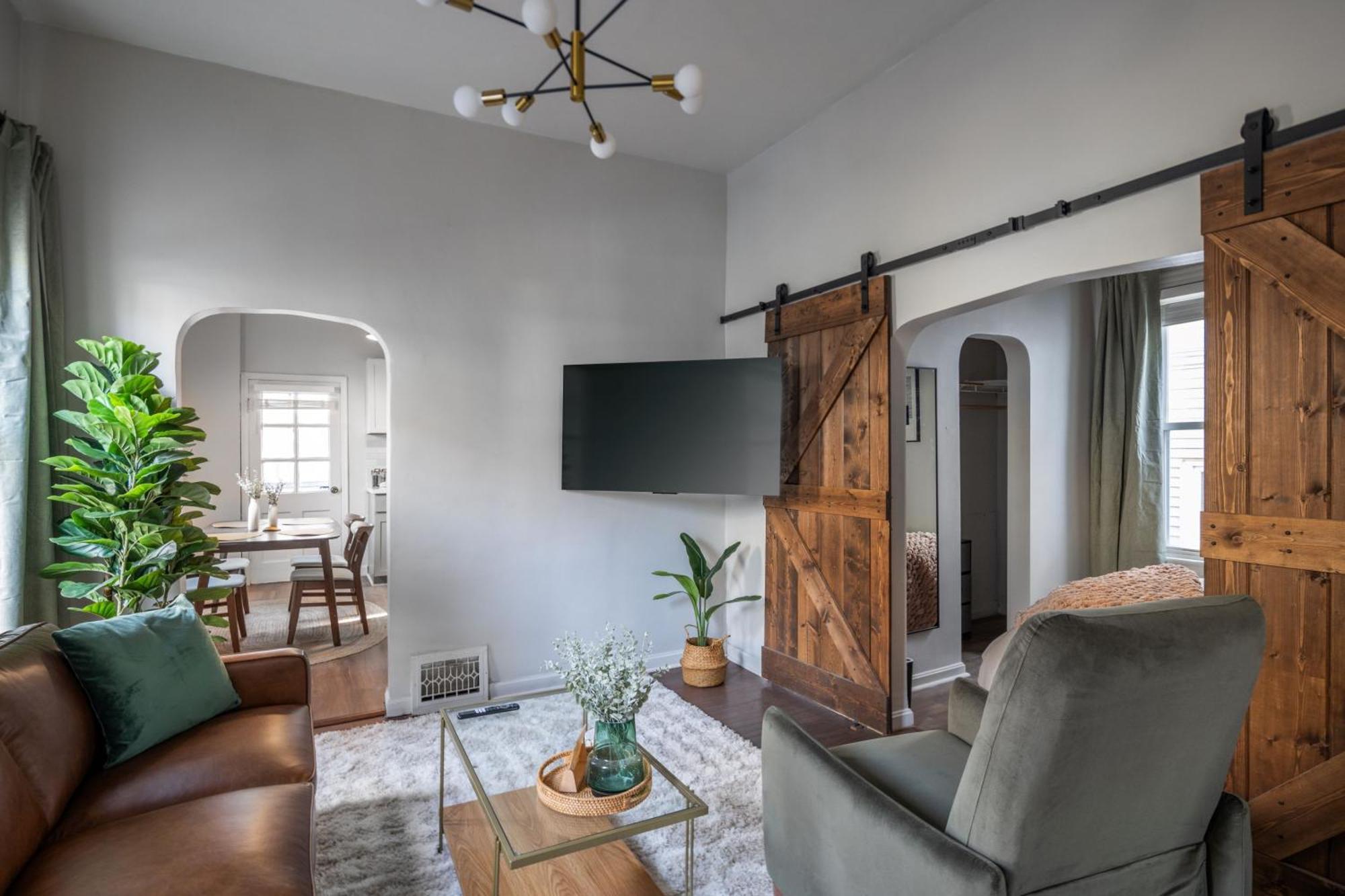 Appartement Mid-Century Modern Retreat In Little Italy à Cleveland Extérieur photo