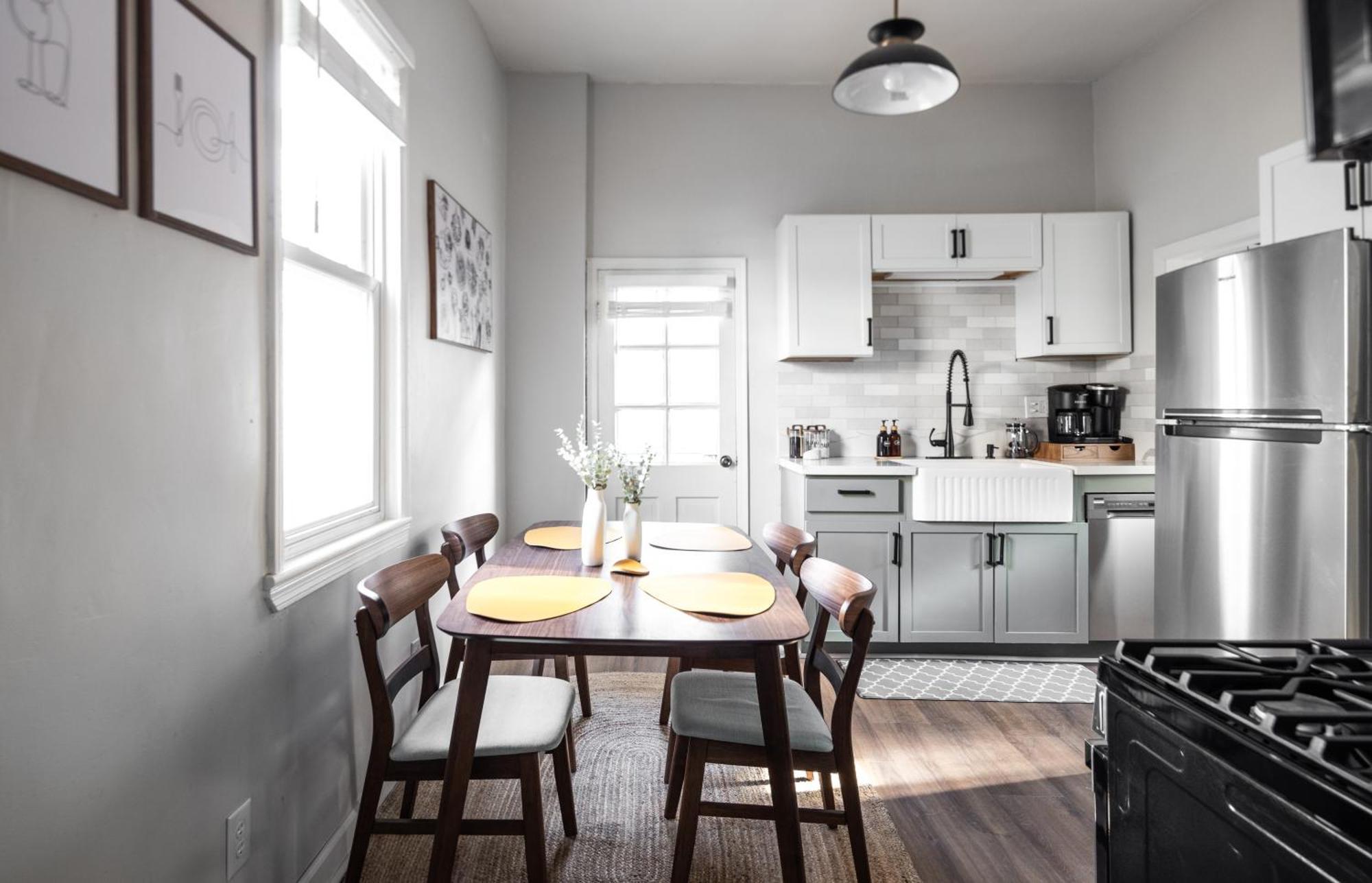 Appartement Mid-Century Modern Retreat In Little Italy à Cleveland Extérieur photo