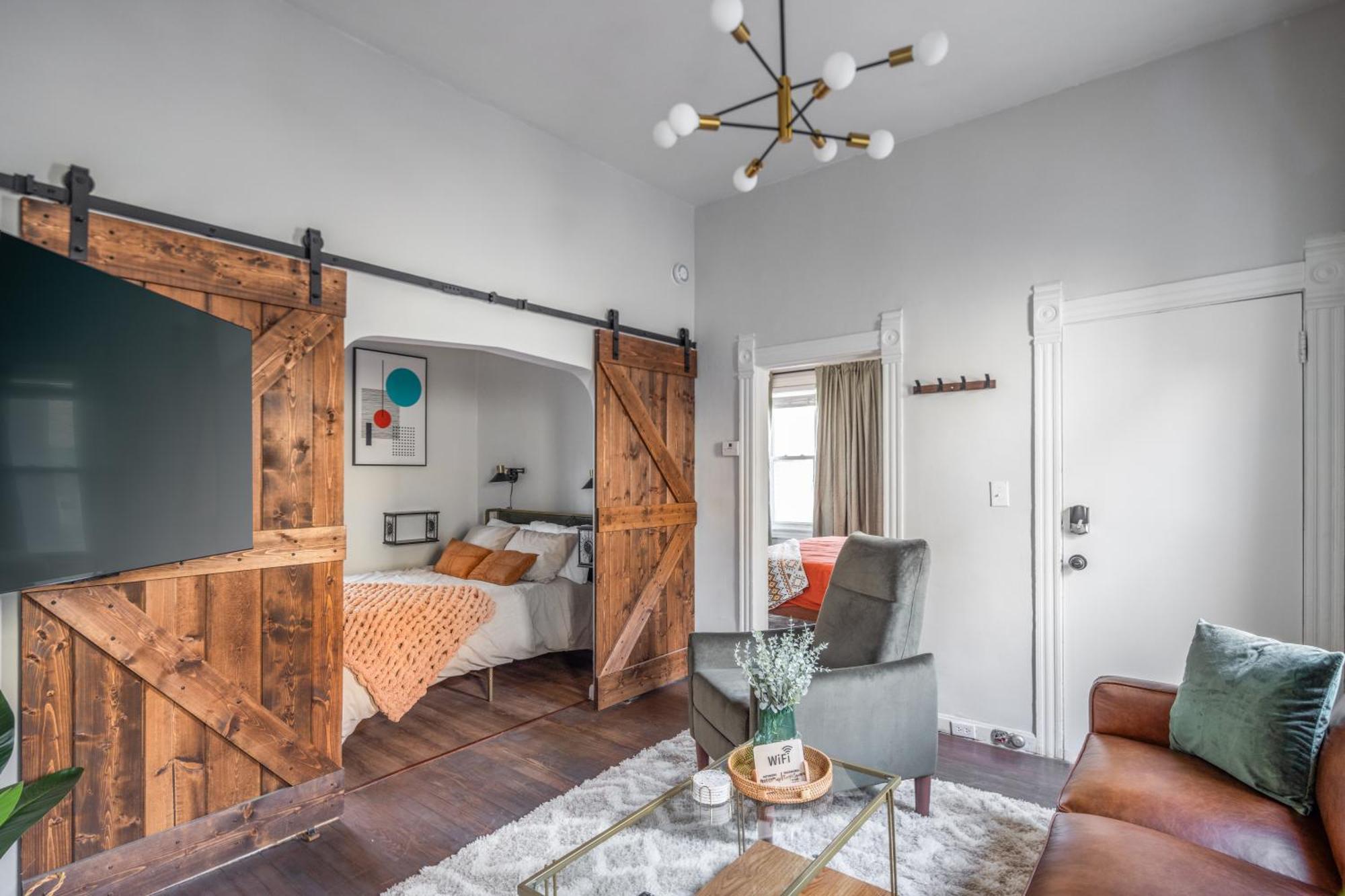 Appartement Mid-Century Modern Retreat In Little Italy à Cleveland Extérieur photo